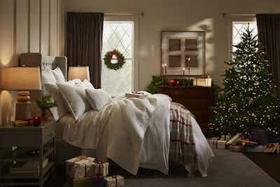 09202021 White Signature Bed C Holiday Campaign Profile Julian Wass L1 V3 056 FINAL