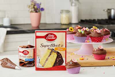 YELLOW CAKE FROSTING 03 0054 cupcake option R01